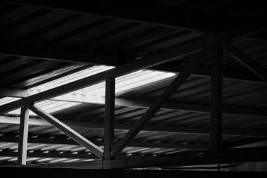 Metal çatının alt tarafı ve profil metallerinden ve beyaz renkten yapılmış yapı iskeleti..