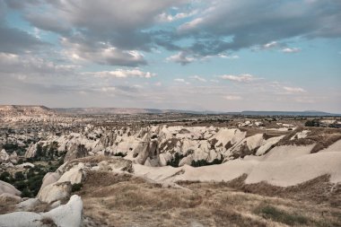Uchisar yakınlarındaki panoramik manzara, Kapadokya mavi gökyüzü ile muhteşem jeolojik doğal