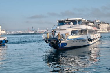 İstanbul Türkiye 26.02.2021. Bosphorus Sea istanbul 'da toplu taşıma gemisi. İstanbul Boğazı 'ndaki gemi ve feribot. Güneşli bir günde ve sabahın erken saatlerinde, Haydarpaşa ana tren istasyonuyla..