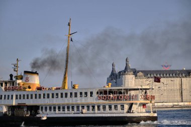 İstanbul Türkiye 26.02.2021. Bosphorus Sea istanbul 'da toplu taşıma gemisi. İstanbul Boğazı 'ndaki gemi ve feribot. Güneşli bir günde ve sabahın erken saatlerinde, Haydarpaşa ana tren istasyonuyla..