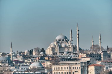 Türkiye istanbul 03.03.2021. İstanbul eminonu Meydanı ve limanı ile İstanbul Boğazı ve Galata Köprüsü 'nde Süleyman Camii ve iç taşımacılık feribotu