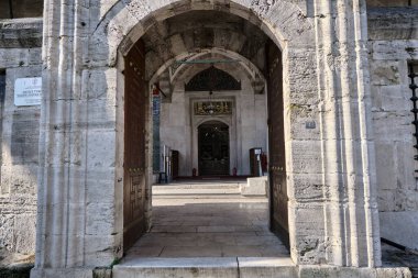Türkiye istanbul 04.03.2021. İstanbul 'daki Hatice Turhan Sultan' ın mezarı. Mezar binasının içindeki bahçeye açılıyor. Geçit ve Osmanlı stili mimarisi hakkında Arapça detaylar