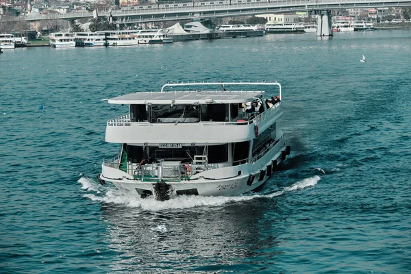 Turquia Istanbul 2021 Pequeno Barco Pesca Bosporus Istanbul Durante Dia — Fotografia de Stock