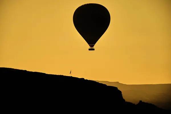 Sylwetka Balonu Ogrzane Powietrze Kapadocji Urgup Kolorach Żółtym Czarnym — Zdjęcie stockowe