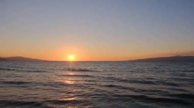 Yaz ve tatil fotoğrafı gün batımında ve muhteşem güneş ışığı yansıması gökyüzüne yansıyor.