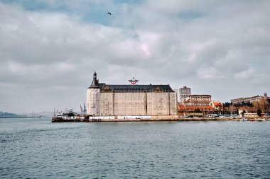 Kadıköy kıyısı istanbul 'daki Haydarpaşa ana tren istasyonunun eski barok tarzı binası dev bulutlar ve boğaz turkuaz renkleriyle. Yeniden yapılanma çalışmaları. Türkiye istanbul 03.03.2021.