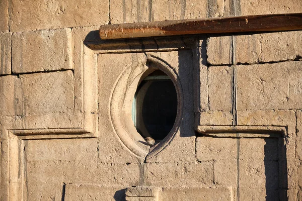 Eine Wand Und Runde Fenster Und Kleine Sperlingsvögel Einer Wand — Stockfoto