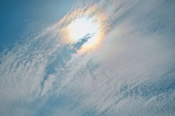 Sol Durante Dia Formiga Horas Céu Azul Nuvens Brancas Atrás — Fotografia de Stock