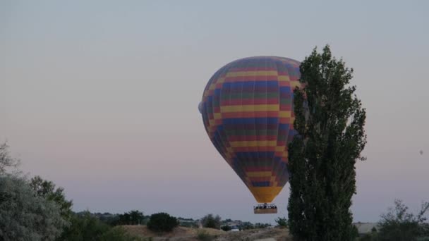 美丽的Cappadocia旅游中心 气球飞行 太阳刚刚升起 热气球就在清晨飞行 — 图库视频影像