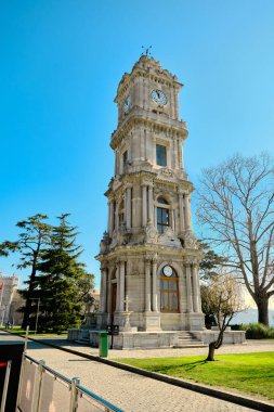 Güneşli bir günde İstanbul 'daki Dolmabahce Sarayı' nın önündeki eski ve antik Osmanlı mimarisi ve stil saat kulesi. 03.03.2021 İstanbul Türkiye.