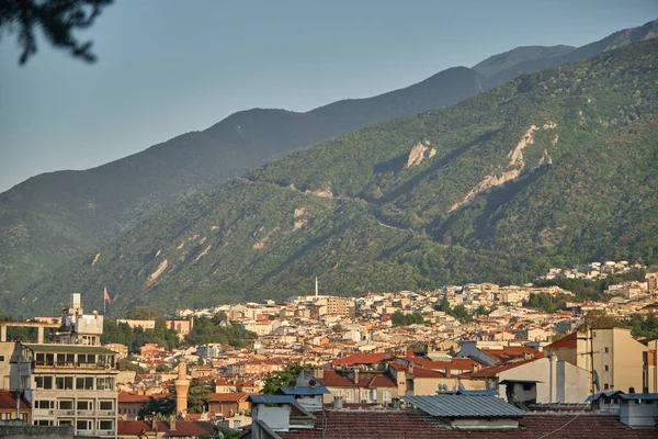 12.09.2021. Bursa. Hindi. Eski kasaba Bursa 'nın günbatımında antik şehir manzarası ve evlere güneş ışığı. Şehir, uludag 'dan oluşan bir dağ yiyeceği kurdu (büyük dağ))