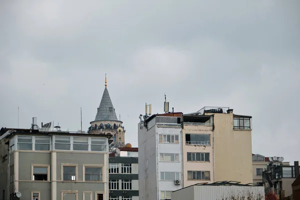 トルコのイスタンブール04 2021 イスタンブールの有名なガラタ塔は イスタンブールのボスポラスから写真を撮りました 曇り空と雨の日の間にガラタの塔塔の上を単一のカモメが飛んで — ストック写真