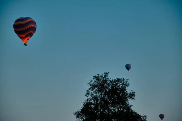 Wspaniałe Centrum Turystyczne Kapadocji Lot Balonem Lecący Wcześnie Rano Tuż — Zdjęcie stockowe