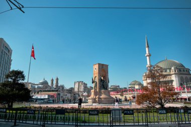 Türkiye istanbul 04.03.2021. Taksim, Cumhuriyet Anıtı (cumhuriyet Anıtı), Taksim Camii ve Türkçe bayraklarla sabah saatlerinde en çok tanınan taksim meydanı.