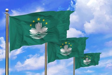 Rüzgarda dalgalanan Macau Bayrakları Güzel bir yaz mavi gökyüzünde