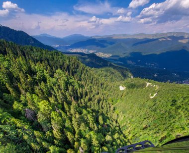 Sinaia 'daki Carpathian Dağları' nın tepesinde Telegondola Binen Havadan Dağ Manzarası - Bucegi