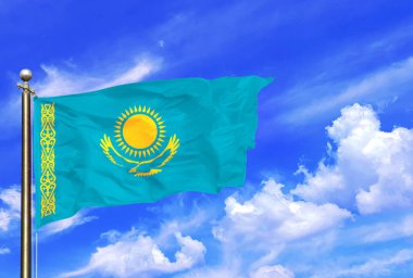 Kazakistan 'ın Bayrağı Rüzgarda Dalgalanıyor Güzel bir yaz mavi gökyüzünde