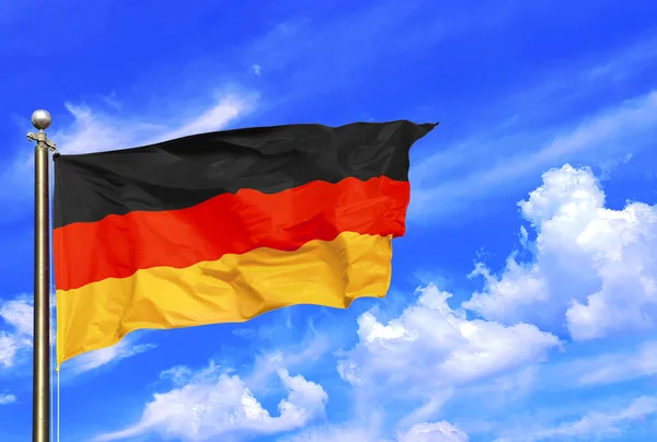 Alman Siyah Kırmızı Ulusal Bayrağı Rüzgarda Dalgalanıyor Güzel bir yaz Mavi Gökyüzünde