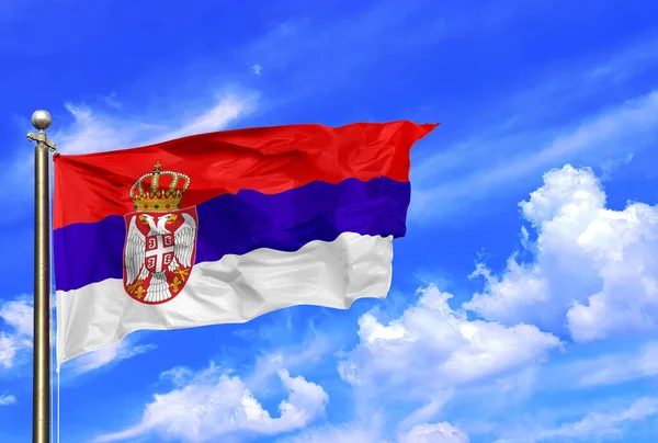 Sırp Kırmızı Mavi Ulusal Bayrağı Rüzgarda Dalgalanıyor Güzel Bir Yaz Mavi Gökyüzünde