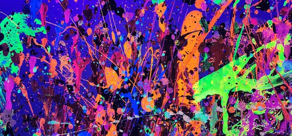 En Havalı Soyut Renkler Karanlık Canavarlarda Bir Parıltıyla Patlıyor