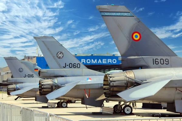 BUCHAREST, ROMANIA - 25 Ağustos 2023: BIAS 2023 - Bükreş Uluslararası Hava Gösterisi, Aurel Vlaicu Uluslararası Havalimanı Baneasa. Çeşitli Avrupalı Modern Jet Dövüşçüleri Gösteri Ziyaretçileri İçin Gösteride