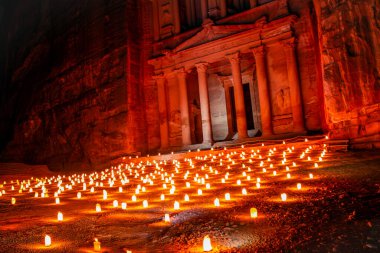 Petra Gece Yüzlerce Mum Ürdün 'ün Tarihi Çöl Krallığının Nabatean hazinesini aydınlatıyor