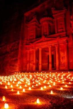 Dünyanın Harikaları - Yüzlerce Mumla Petra Ürdün 'ün Tarihi Çöl Krallığı' nın Nabatean hazinesini aydınlatıyor