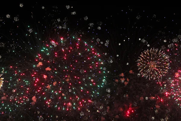 Kırmızı ve yeşil Noel Fireworks patlamaları