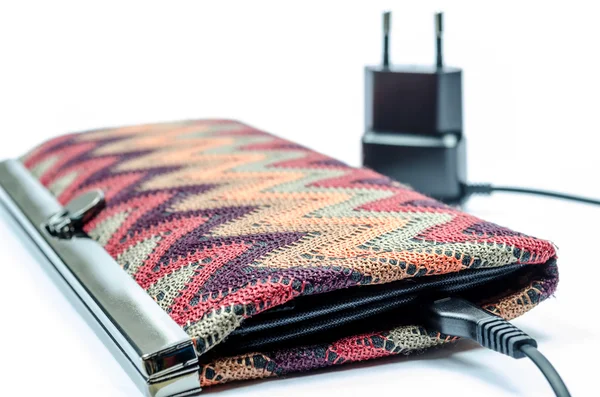 Çanta üzerinde beyaz izole şarj