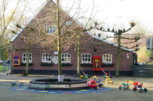 Holländischer Kinderbauernhof mit Spielplatz — Stockfoto