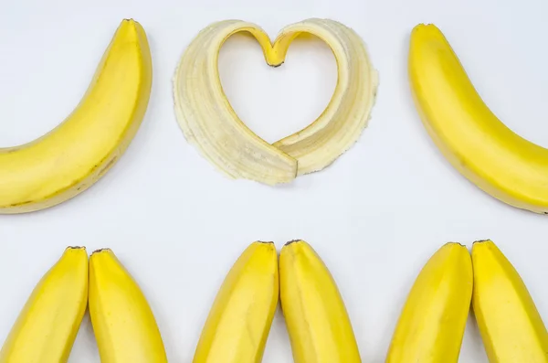 Muz ve muz kalp üzerinde beyaz izole