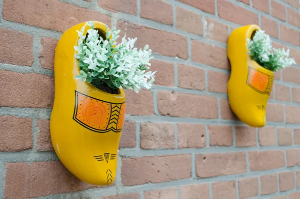 Duvarda asılı Hollandalı tahta ayakkabı