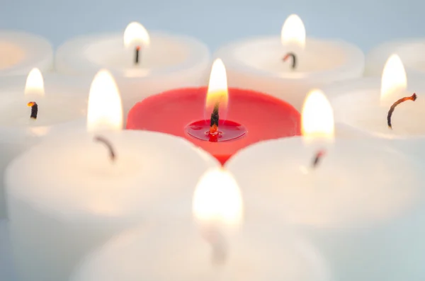 Beyaz ve kırmızı mum