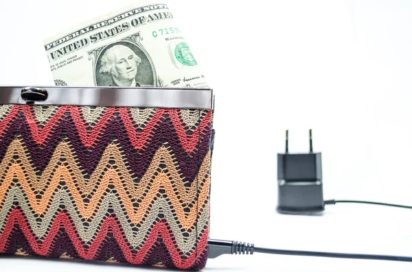 Çanta üzerinde beyaz izole dolarlık banknot ile şarj