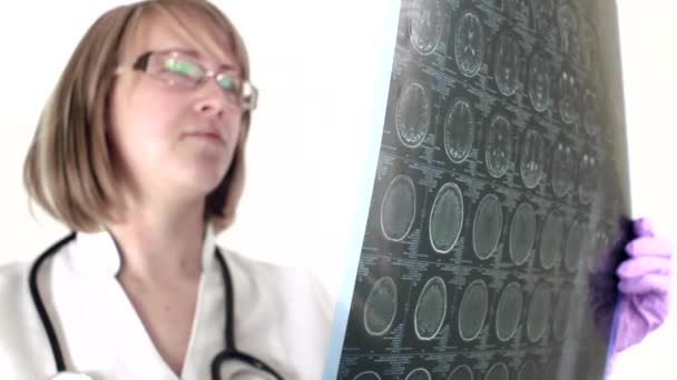 Kvinnor läkare se magnetisk resonanstomografi — Stockvideo