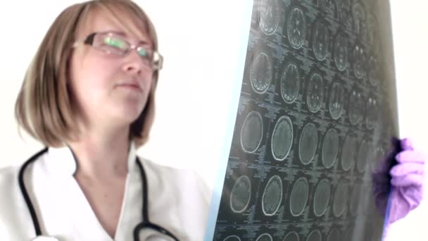 Women Doctor See Magnetic Resonance Imaging — Stock Video