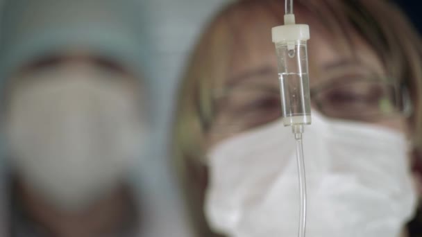 Два врача разговаривают в операционной — стоковое видео