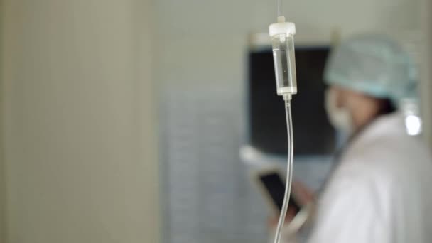 Läkare använder digital tablet — Stockvideo