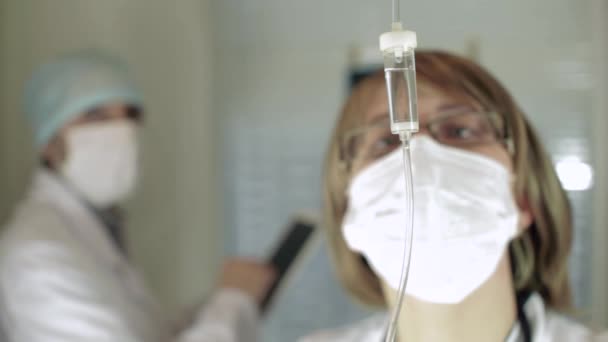 Dos doctores en el hospital, doctores trabajando en la tableta — Vídeos de Stock