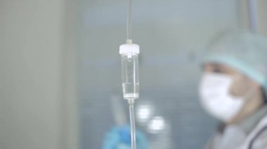 Tıbbi doktor ilaç şırınga kazanıyor