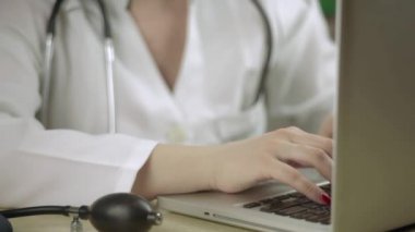 onun dizüstü bilgisayarda çalışan doktor