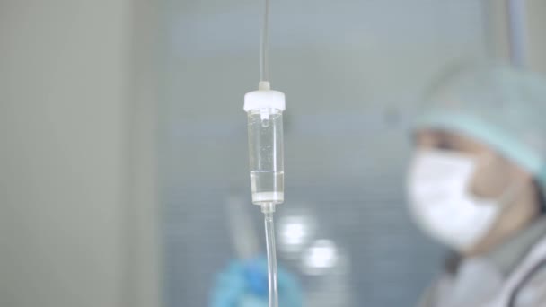 Médecin gagner de la médecine dans la seringue 