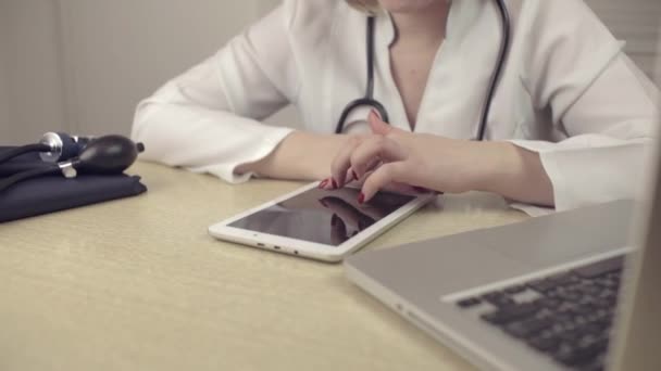 Lékař pracující v tabletovém počítači — Stock video