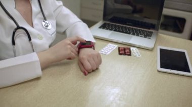 Tablet pc kullanan doktor