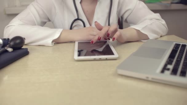 Médico trabalhando no computador tablet — Vídeo de Stock
