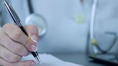 Tablet bilgisayarda çalışan Doktor yakın çekim