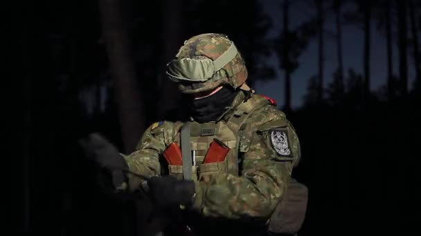 Солдат крупным планом готовится к бою — стоковое видео