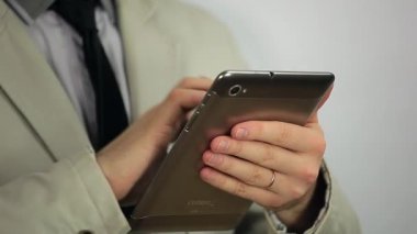 tablet bilgisayar kullanarak takım elbiseli adam