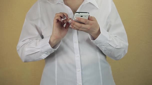 Business woman typing on the mobile phone message — Stock Video