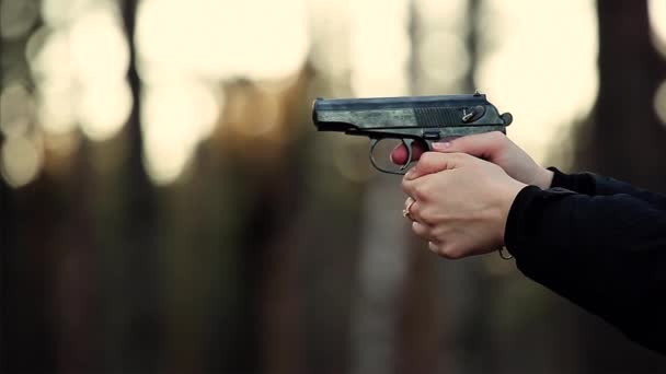 Donna colpita con una pistola — Video Stock